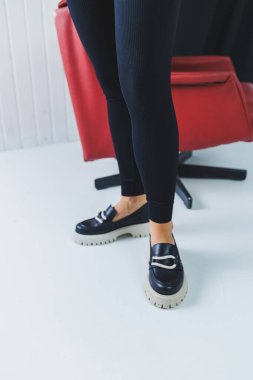 Siyah deri ayakkabılı kadın bacaklar. Topuksuz sonbahar kadın ayakkabıları.