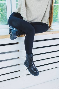 Siyah deri çizmeli kadın bacaklar, yakın plan. Topuksuz sonbahar kadın çizmeleri