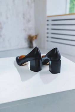 Devasa topuklu kadın deri ayakkabıları. Beyaz arka planda kadınlar için siyah sonbahar ayakkabıları.