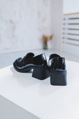 Devasa topuklu kadın deri ayakkabıları. Beyaz arka planda kadınlar için siyah sonbahar ayakkabıları.