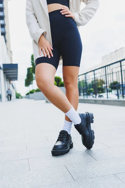 革の靴の女性の足 白の靴下と黒のモカシン 黒のショートパンツ ファッションの詳細 — ストック写真