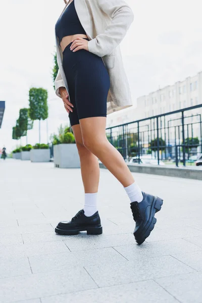 Jambes Féminines Chaussures Cuir Chaussettes Blanches Mocassins Noirs Shorts Noirs — Photo