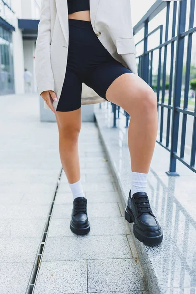 Жіночі Ноги Шкіряному Взутті Білі Шкарпетки Чорними Мокасинами Чорні Шорти — стокове фото