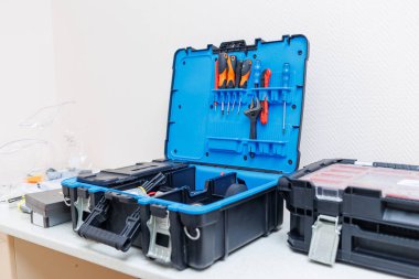 Büyük bir kutu tamir aletleri. Tamirci için araçlar