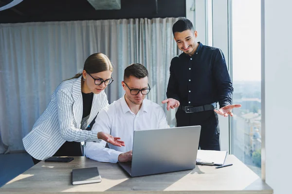 Grupo Gente Negocios Ropa Casual Hablando Entre Oficina Uso Aparatos — Foto de Stock