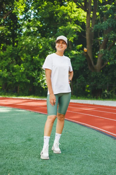 Una Joven Con Una Camiseta Blanca Zapatillas Deporte Una Gorra — Foto de Stock