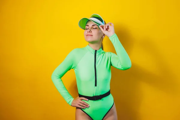 Una Bella Donna Snella Costume Bagno Verde Brillante Cappello Sole — Foto Stock
