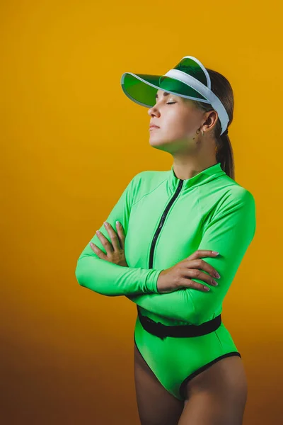 Привлекательная Женщина Ярко Зеленом Пляжном Купальнике Шляпе Ярко Желтом Фоне — стоковое фото