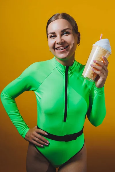 Una Giovane Bionda Sorridente Costume Bagno Verde Con Cocktail Mano — Foto Stock