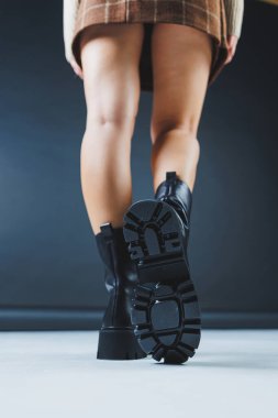 Siyah deri ayakkabılı kadın bacaklarının yakın çekimi. Kadın deri ayakkabılarının yeni sonbahar koleksiyonu 2022