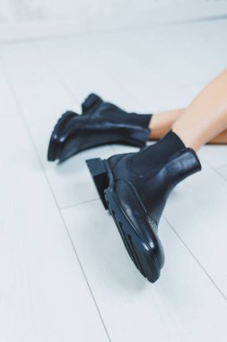 Siyah deri çizmeli kadın bacaklarını kapat. Kadın deri ayakkabılarının yeni sonbahar koleksiyonu 2022