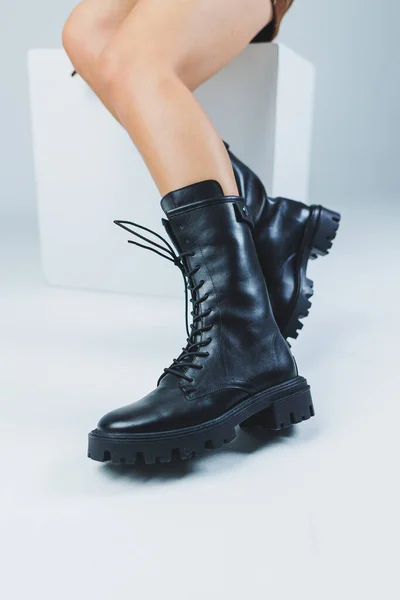 Primer Plano Las Piernas Femeninas Zapatos Cordones Cuero Negro Nueva —  Fotos de Stock