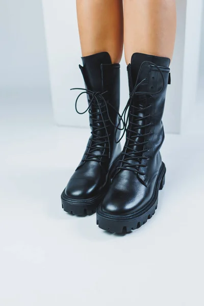 Siyah Deri Ayakkabılı Kadın Bacaklarının Yakın Çekimi Kadın Deri Ayakkabılarının — Stok fotoğraf