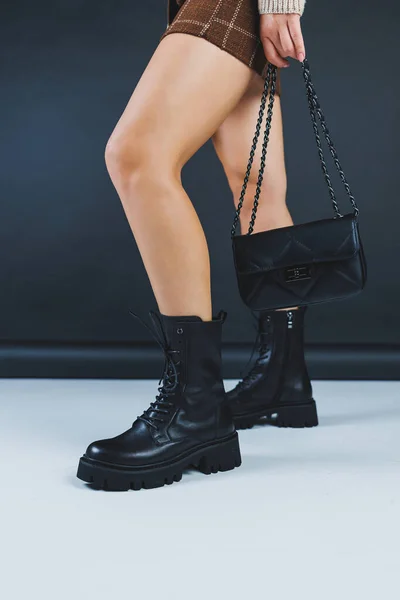 Primer Plano Las Piernas Femeninas Zapatos Cordones Cuero Negro Bolso — Foto de Stock