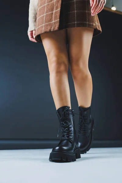 Primer Plano Las Piernas Femeninas Zapatos Cordones Cuero Negro Nueva —  Fotos de Stock