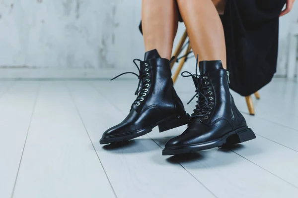 女性の足 クローズアップ ファッショナブルな上のレースとファッショナブルな革のブーツ 新しいコレクションの革秋の女性の靴 — ストック写真
