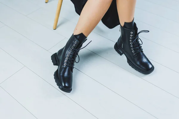 Las Botas Moda Cuero Con Los Cordones Pierna Mujer Primer — Foto de Stock