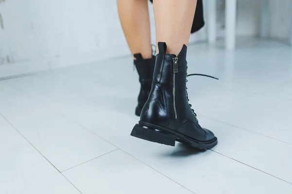 Las Botas Moda Cuero Con Los Cordones Pierna Mujer Primer —  Fotos de Stock