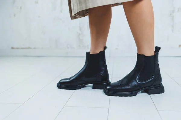 Acercamiento Las Piernas Femeninas Botas Chelsea Cuero Negro Nueva Colección — Foto de Stock