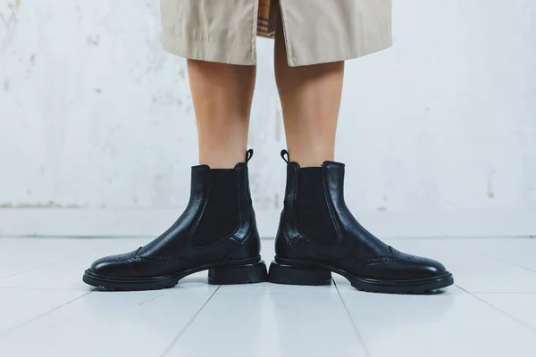 Siyah Deri Çizmeli Kadın Bacaklarını Kapat Kadın Deri Ayakkabılarının Yeni — Stok fotoğraf