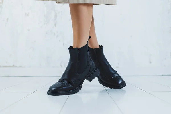 Close Pernas Femininas Couro Preto Botas Chelsea Nova Coleção Outono — Fotografia de Stock