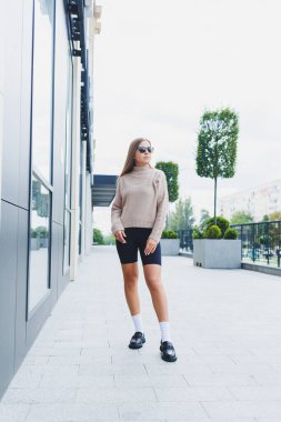 Şık bir görünüş. Siyah kadın ayakkabıları. Sokakta sosyetik bir kadın. Şehirdeki bir kadının fotoğrafı..