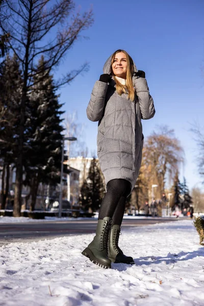 Una Donna Con Piumino Invernale Stivali Pelle Cammina Lungo Una — Foto Stock