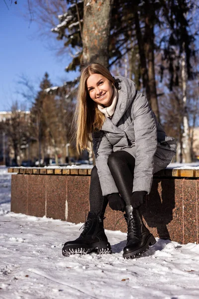 Een Vrouw Een Winterjasje Leren Laarzen Loopt Door Een Besneeuwde — Stockfoto