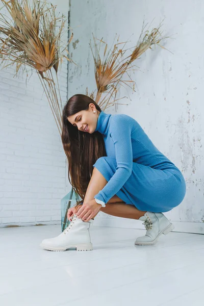 Une Jolie Femme Vêtements Élégants Bottes Cuir Blanc Automne Image — Photo