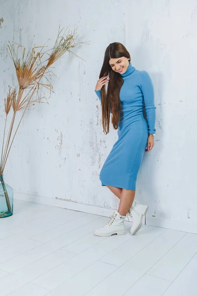 Een Mooie Vrouw Stijlvolle Kleren Witte Leren Laarzen Herfst Vrouwelijk — Stockfoto