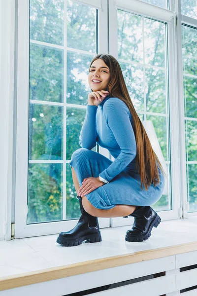 Stijlvolle Vrouw Klassieke Beige Kleding Met Trendy Zwarte Leren Tas — Stockfoto