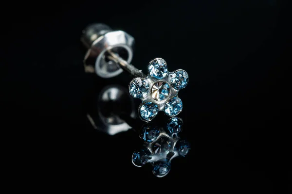 Biżuteria Kamiennymi Kolczykami Luksusowe Srebrne Kolczyki Diamentami Szafiry Czarnym Tle — Zdjęcie stockowe