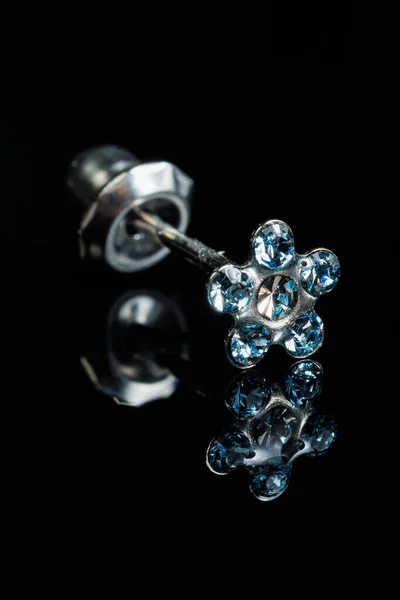 Biżuteria Kamiennymi Kolczykami Luksusowe Srebrne Kolczyki Diamentami Szafiry Czarnym Tle — Zdjęcie stockowe