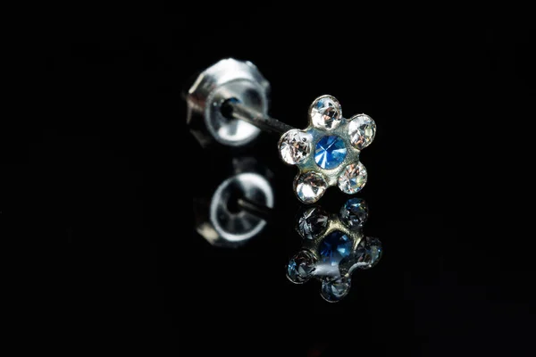 Ékszerek Fülbevalóval Luxus Ezüst Fülbevalók Gyémántokkal Zafírok Fekete Alapon — Stock Fotó