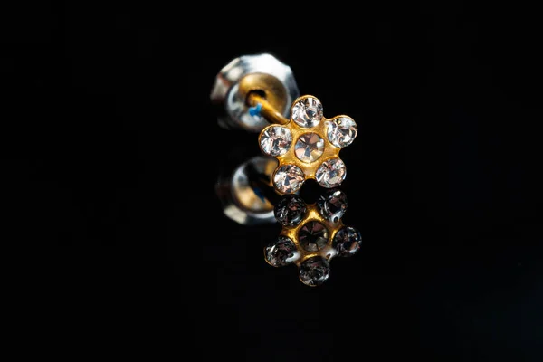 Biżuteria Kamiennymi Kolczykami Luksusowe Złote Kolczyki Diamentami Biżuteria Czarnym Tle — Zdjęcie stockowe
