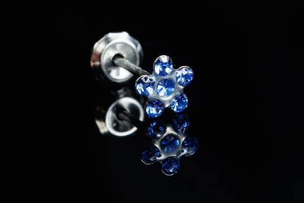 镶有石耳环的珠宝 镶有钻石的豪华银耳环 黑色背景的蓝宝石 — 图库照片