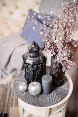 Dekoratif antika gümüş retro lamba oturma odasındaki küçük beyaz bir masada. Evin iç dekorasyonu..