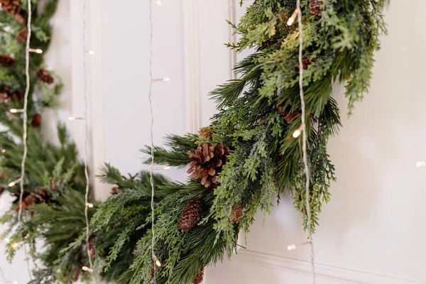 Der Bereich Ist Mit Einem Weihnachtsbaum Und Girlanden Geschmückt Silvester — Stockfoto