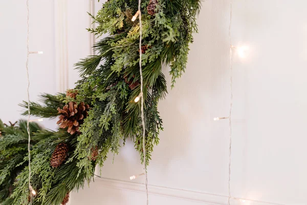 Bölge Bir Noel Ağacı Çelenklerle Süslenmiş Yeni Yıl Odası Dekorasyonu — Stok fotoğraf