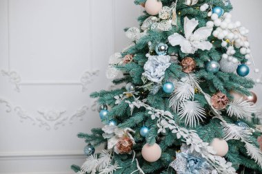 Noel ağacı Noel için süslendi. Gümüş, beyaz ve Noel ağacıyla süslenmiş güzel bir ev ve hediyeler. Büyülü bir zaman. Yeni Yıl