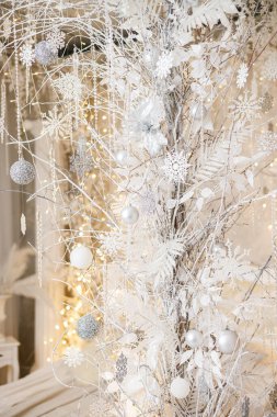 Evin içi tatil beklentisiyle bir Noel ağacı ile süslenmiştir. Büyük parlak bir oda dekorasyonlarla süslenmiştir. Yeni yıl. Noel süslemeleri