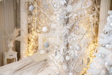 Evin içi tatil beklentisiyle bir Noel ağacı ile süslenmiştir. Büyük parlak bir oda dekorasyonlarla süslenmiştir. Yeni yıl. Noel süslemeleri