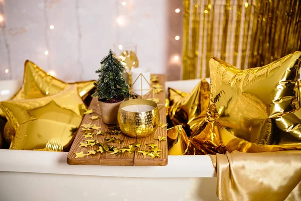 房间的新年装饰是金黄色的 节日的概念和节日的设计 除夕夜家居装饰 — 图库照片