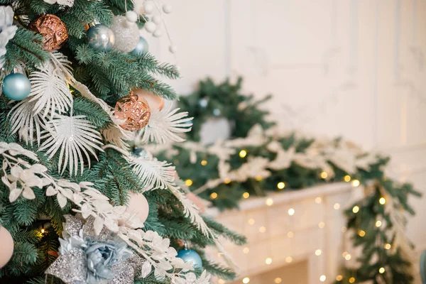 Karácsonyfát Karácsonyra Díszítik Gyönyörűen Berendezett Ház Ezüst Fehér Karácsonyfa Ajándékok — Stock Fotó