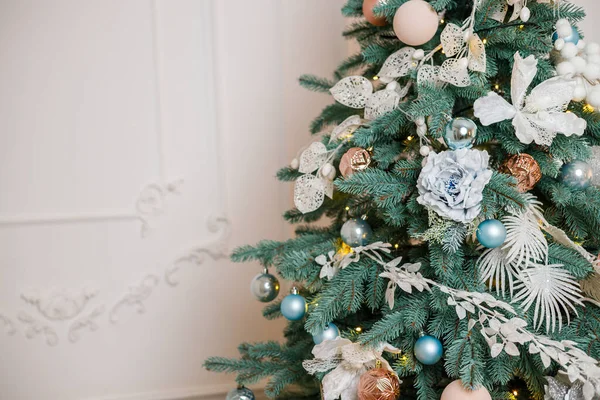 圣诞树是圣诞节装饰的 漂亮的房子装饰着银白色圣诞树和礼物一个神奇的时刻 农历新年 — 图库照片