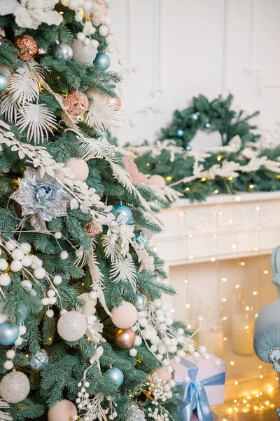 Quarto Luminoso Lindamente Decorado Para Ano Novo Árvore Natal Presentes — Fotografia de Stock