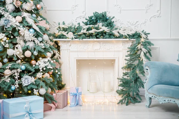 Krásně Zařízený Světlý Pokoj Nový Rok Vánoční Stromek Dárky Pod — Stock fotografie