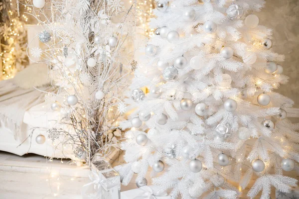 건물의 내부는 크리스마스 트리로 장식되어 장식으로 장식되어 새해였지 크리스마스 — 스톡 사진
