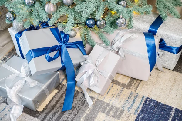 Kerstboom Versierd Met Speelgoed Bloemenslingers Met Geschenken Eronder Kerstcadeaus Onder — Stockfoto