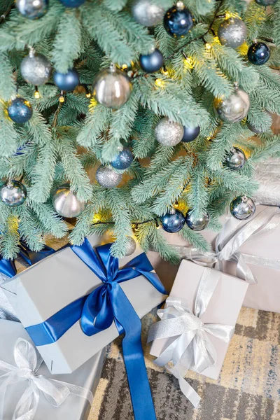 Kerstboom Versierd Met Speelgoed Bloemenslingers Met Geschenken Eronder Kerstcadeaus Onder — Stockfoto